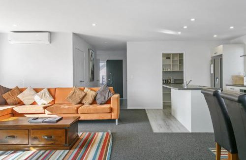 Rangatira Park House | Huka Falls Getaway (Family escape)