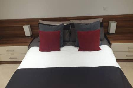 Hull Old Town Apartment | Hullidays - The Sawmill Suite