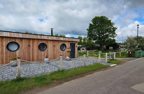 Grimsby Ski Chalet | Humberston Boathouse Lodge & Hot Tub - Cleethorpes Beach Cabin Chalet