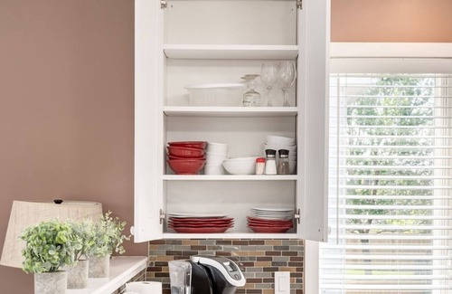 McKenzie Towne House | "Hummingbird" 2 Bed Carriage House with 3 beds!