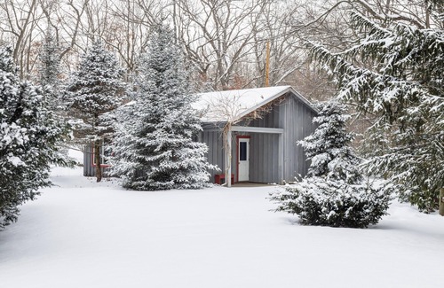 Lakeville Cottage | Hummingbird Hideaway