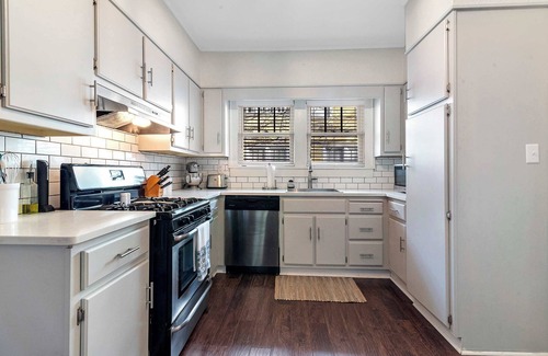 Hannon Park House | Hummingbird Home - Bungalow & Apartment