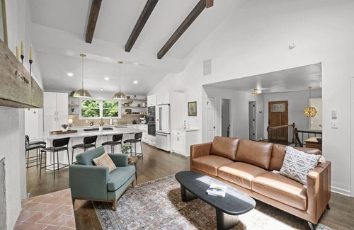 Barium Springs House | Hummingbird Home by AvantStay | Boat House + Dock
