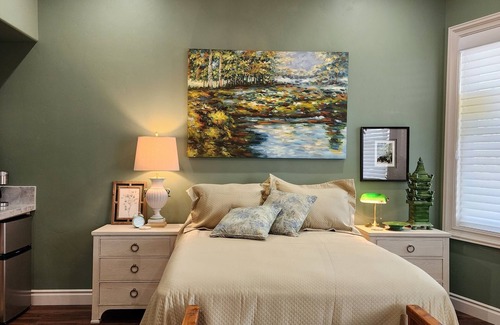 Red Bluff Hotel | Hummingbird House