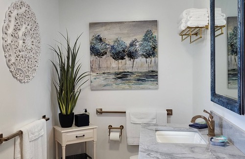 Red Bluff Hotel | Hummingbird House