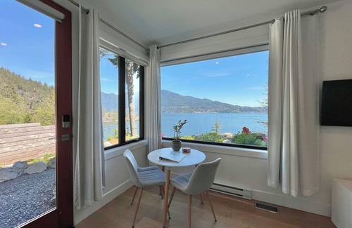 Bowen Island House | Hummingbird Oceanside Suites: Cypress Mountain Suite