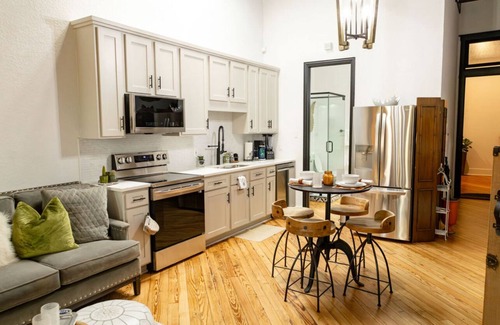 Terrell Apartment | Hummingbird Place: Loft & Mural