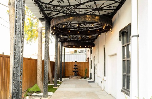 Terrell Apartment | Hummingbird Place: Loft & Mural