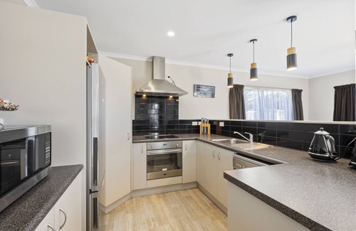 Himatangi Beach House | Hunia Haven - Himatangi Beach Holiday Home