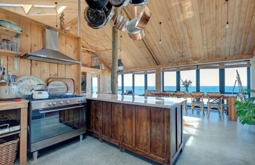 Wellington House | Hunter Bay Bach absolute beachfront