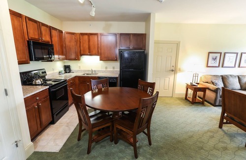 Hunter Condo | Hunter Mountain 2BR | Fireplace & Jacuzzi