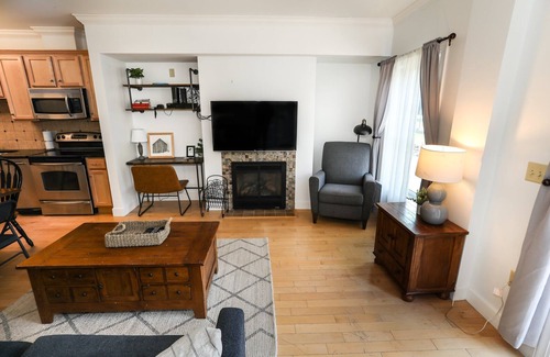 Hunter Condo | Hunter Mtn 2BR Condo | Ski-In/Ski-Out & Fireplace