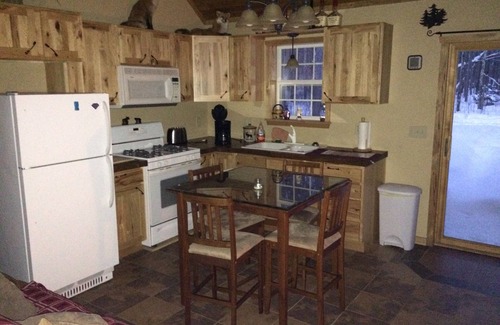 Phillips Cabin | Hunters Hideaway & Secluded Country Cabin for Family Getaways