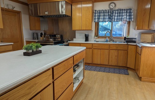Hot Springs Cabin | Hunters Lodge in Custern18+ guests - 8 bedrooms - 18 beds - 6 baths