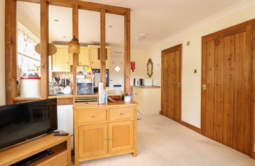 Great Moulton Cottage | HUNTERS LODGE, pet friendly, with a garden in Long Stratton
