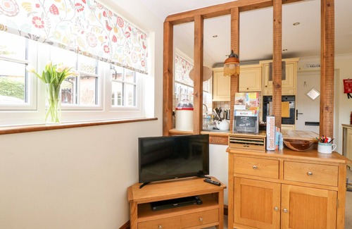 Great Moulton Cottage | HUNTERS LODGE, pet friendly, with a garden in Long Stratton