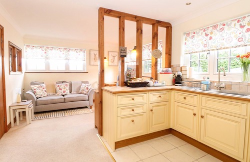 Great Moulton Cottage | HUNTERS LODGE, pet friendly, with a garden in Long Stratton