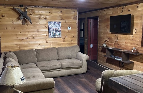 Howell House | Hunting lodge special 15 minutes from cache river NWR