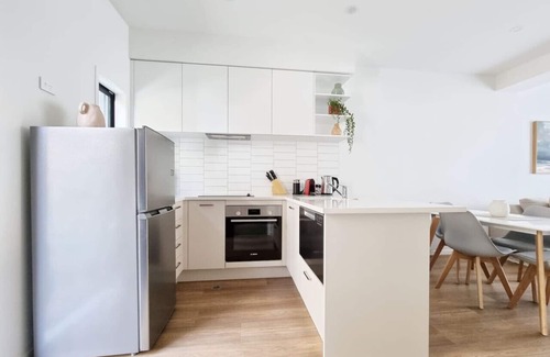 Auckland House | Huntington Townhouse with Patio and Parking