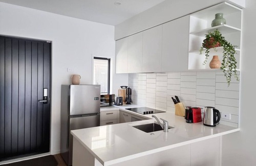 Auckland House | Huntington Townhouse with Patio and Parking