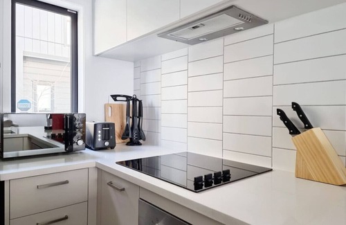 Auckland House | Huntington Townhouse with Patio and Parking