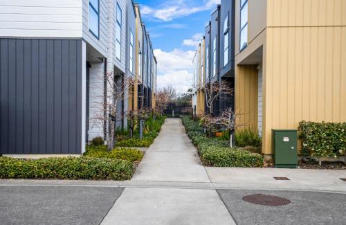 Auckland House | Huntington Townhouse with Patio and Parking