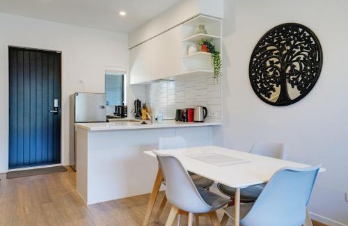 Auckland House | Huntington Townhouse with Patio and Parking