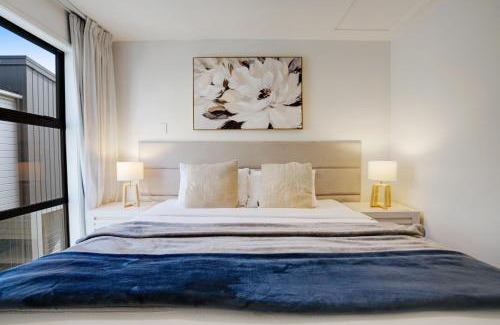 Auckland House | Huntington Townhouse with Patio and Parking