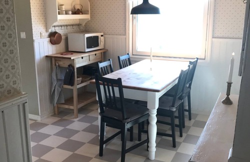 Bredsjo House | Hus Bjöksjöblick - Holiday home with lake view & boat in southern Sweden