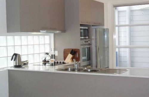 Huskisson Apartment | Husky Sea Breeze Apartment - Directly opposite the beach