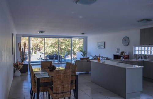 Huskisson Apartment | Husky Sea Breeze Apartment - Directly opposite the beach