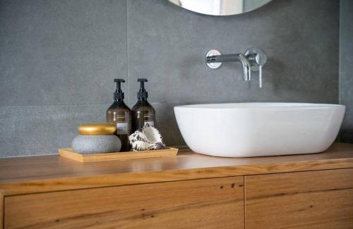 Hyams Beach House | Hyams Beach House B - Brand new lux beach oasis