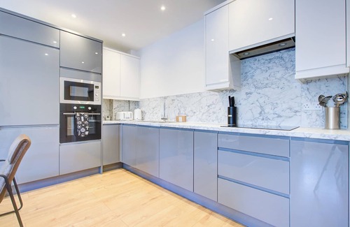 Coombe Vale Apartment | Hybrid Resi - New Malden |3 Bed Apartment