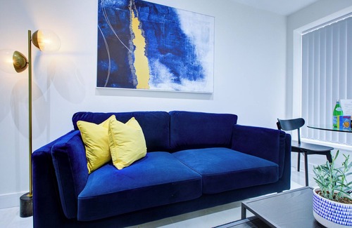 Uxbridge North Apartment | Hybrid Resi - Uxbridge|1 Bed Apartment