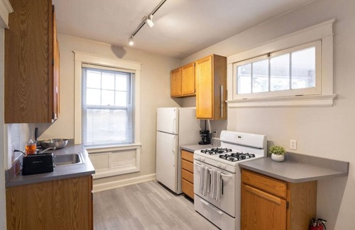 Hyde Park Apartment | Hyde Park Comfort with Office | Near Everything