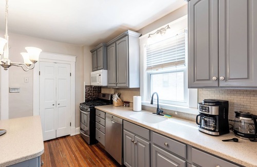 Hyde Park House | Hyde Park Lodge - Sleeps 18! Amazing home, centrally located, don't lose out!