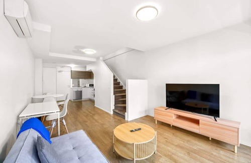 Parkville Apartment | Hyde - Perfect Two-Level Parkville Apt w parking!