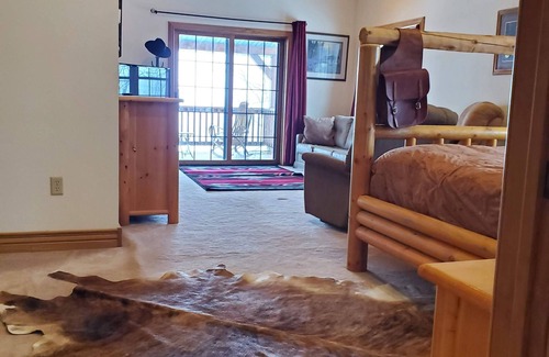 Eastman Cabin | Hydro-Massage Tub! Wrangler Outlaw Suite! Horses!