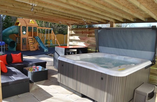 Llanbedrgoch House | Hyfryd Le- Hot tub, perfect for limited mobility