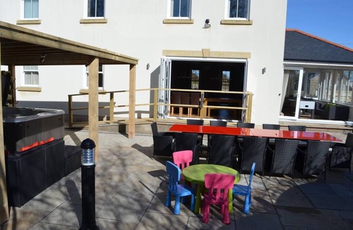 Llanbedrgoch House | Hyfryd Le- Hot tub, perfect for limited mobility