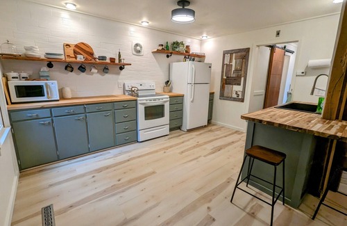 Lynxville House | Hygge Hideaway. Pet friendly, cozy retreat & 3 minute walk to the river!