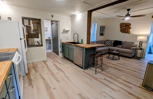 Lynxville House | Hygge Hideaway. Pet friendly, cozy retreat & 3 minute walk to the river!