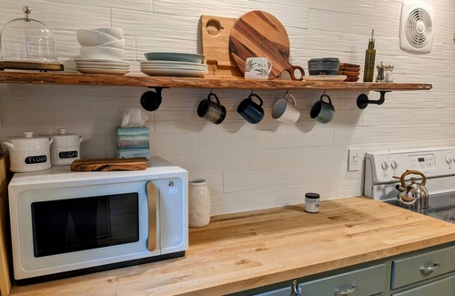 Lynxville House | Hygge Hideaway. Pet friendly, cozy retreat & 3 minute walk to the river!