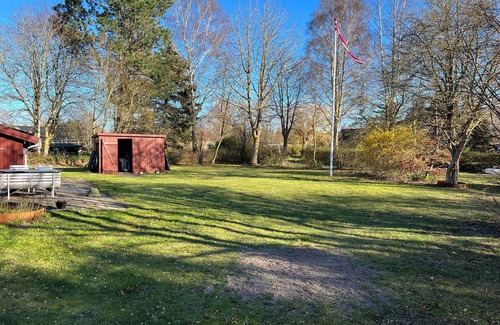 Maribo Cottage | Hyggelig og Familievenligt Ø-sommerhus Omgivet af Vand, Natur og Rigeligt med ro