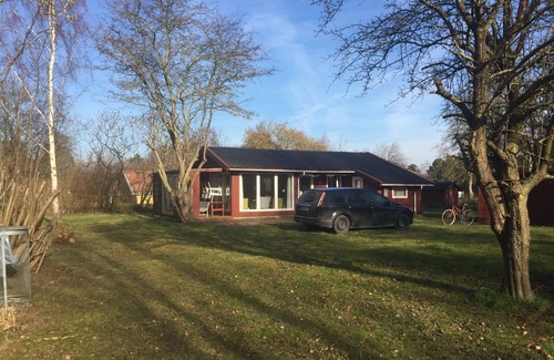 Maribo Cottage | Hyggelig og Familievenligt Ø-sommerhus Omgivet af Vand, Natur og Rigeligt med ro