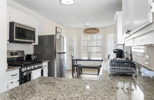 Humble House | IAH Place-3/2 w a patio-sleeps 8+