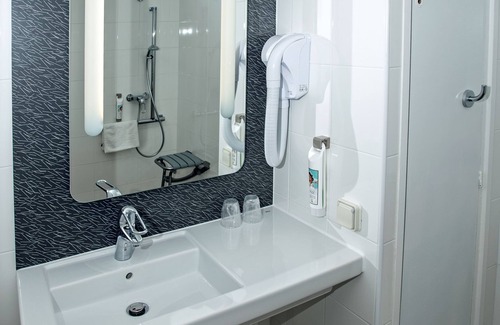 Costieres Hotel | ibis Nimes Ouest