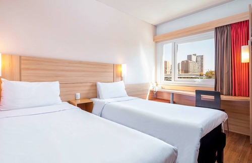 Las Rejas Hotel | ibis Santiago Estación Central