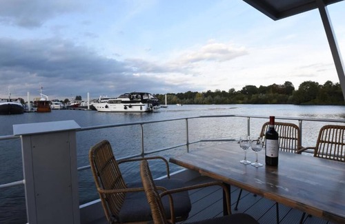 Heugum Boat Rental | Ibiza | Cozy Houseboat in Maastricht | 4 Guests