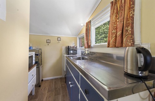 Whareama Cottage | Ica Station Whare, (1 Bedroom Garden Cottage)